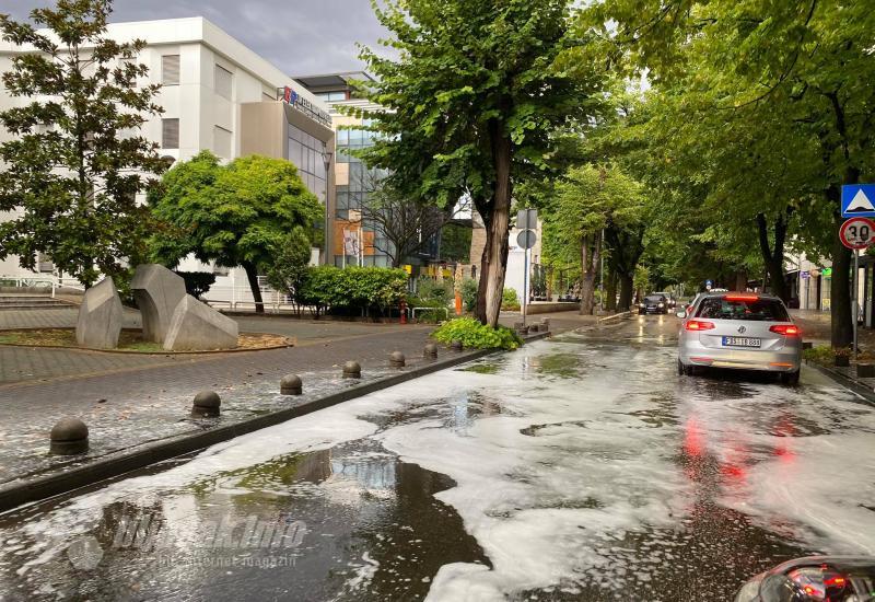 Zapjenilo na ulicama nakon ljetnih kiša - Ljetni pljusak u Mostaru